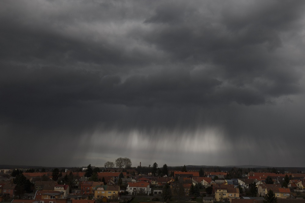Több megyében kiadták a másodfokú riasztásokat zivatarveszély miatt