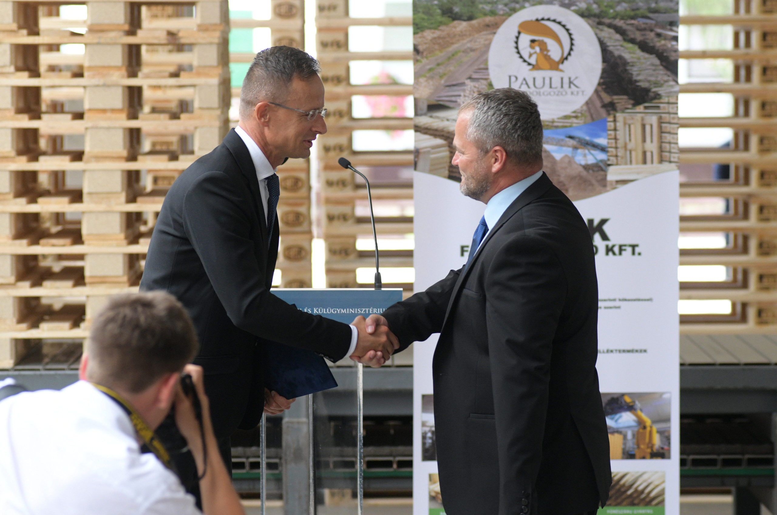 Szijjártó Péter: 143 ezer munkahelyet védtek meg a beruházó vállalkozások