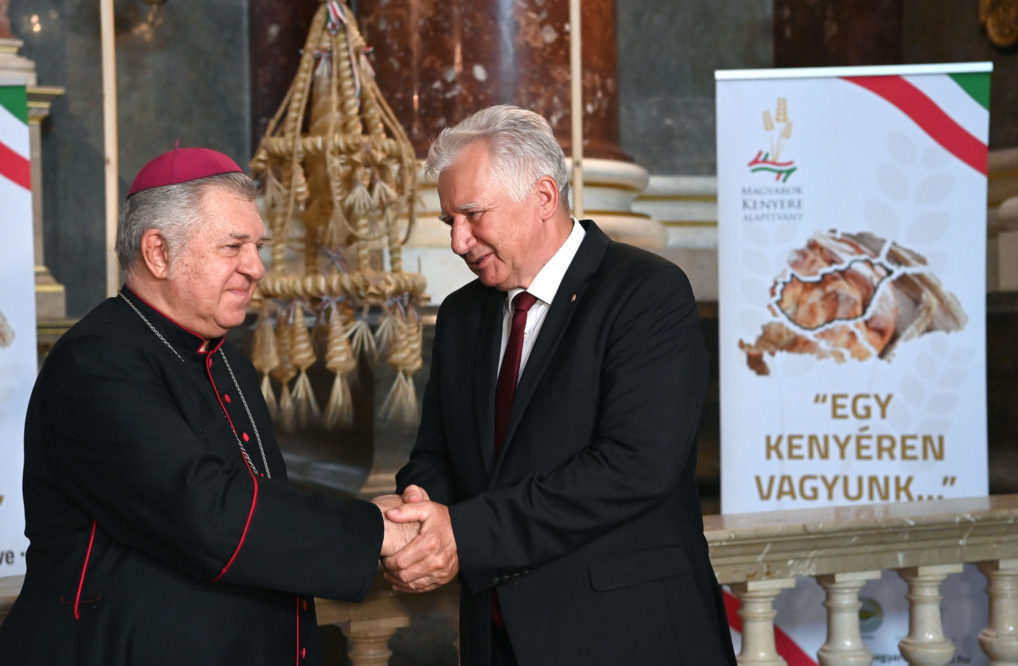 Elhelyezték a Kárpát-medence Aratókoszorúját a Szent István-bazilikában