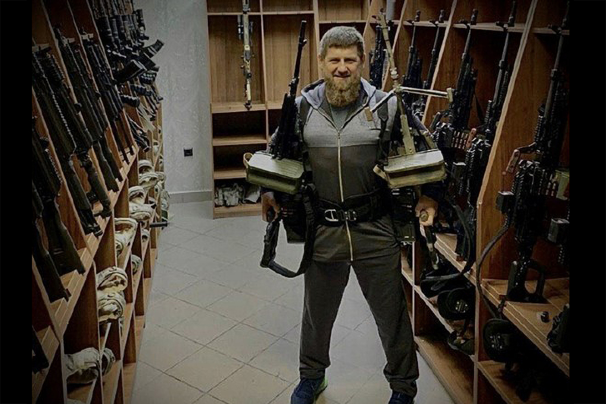 Kadirov, a lojális csecsen – golyószóróval