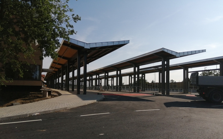 Új buszpályaudvart adtak át Esztergomban