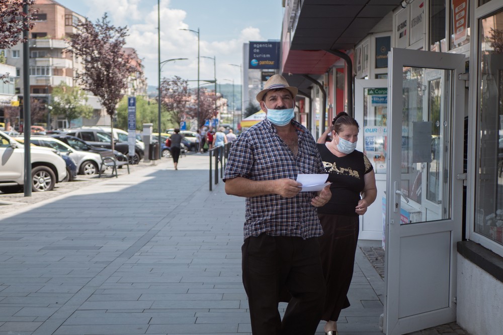 Romániában bírságolással próbálják betartatni a kijárási korlátozást