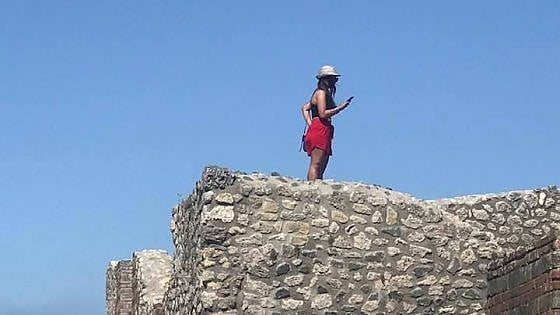 Pompeji egyik épületének tetejére mászott fel egy turista