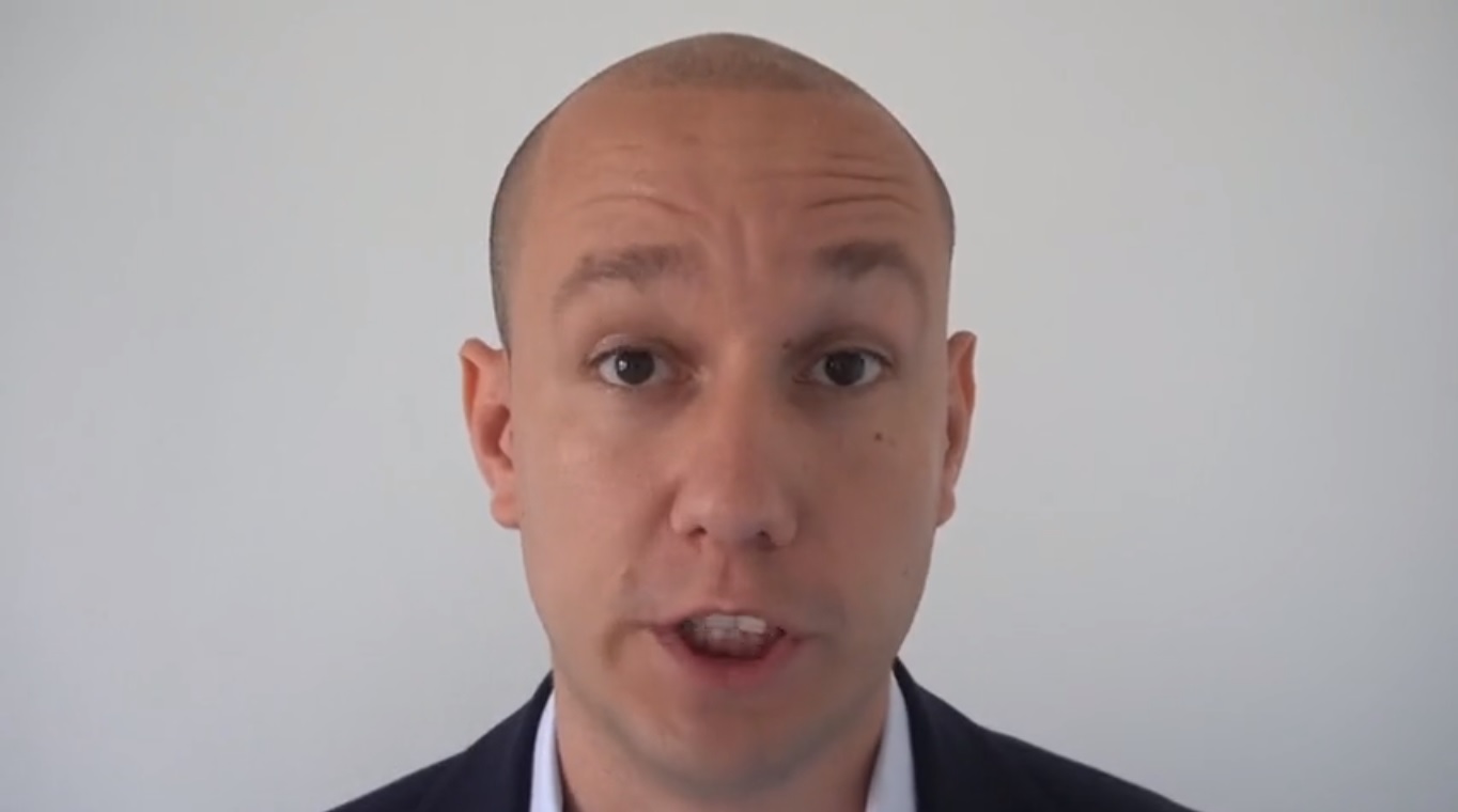 DK: A kormány „tartsa távol magát” a Facebooktól!