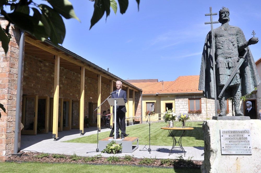 Átadták a budakalászi Szent Imre közösségi házat