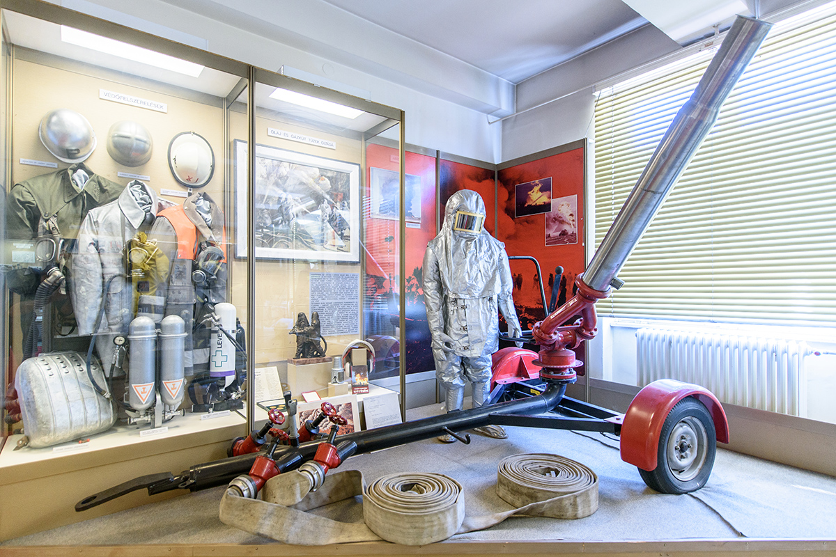 Istennek dicsőség, egymásnak segítség!