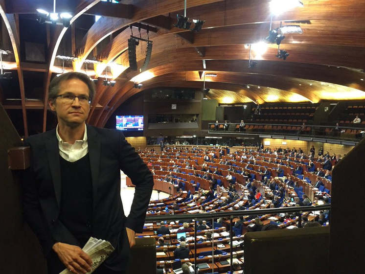 Így működik a háttérhatalom