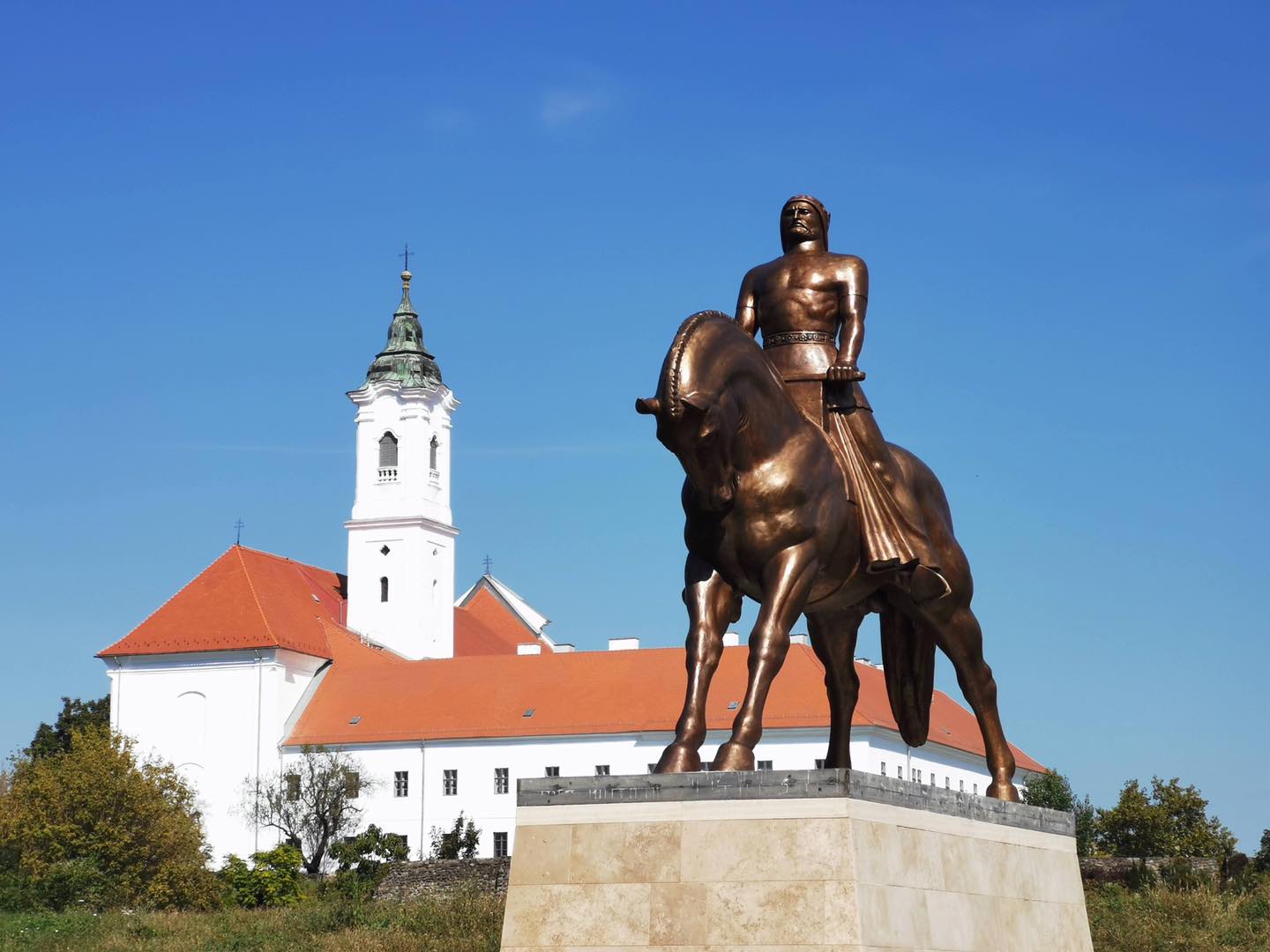 Megérkezett Vácra Attila szobra