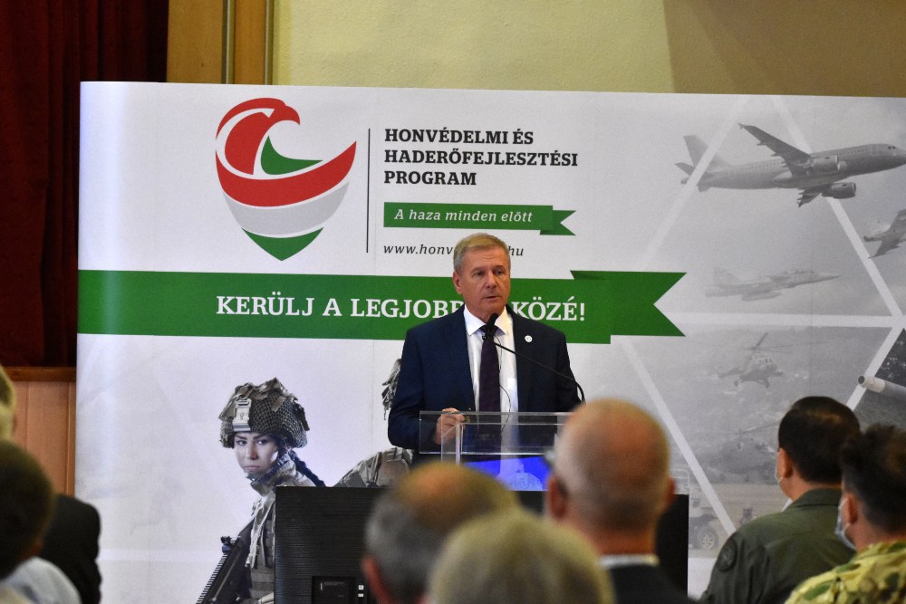 Vissza kell állítani a katonai hivatás presztízsét