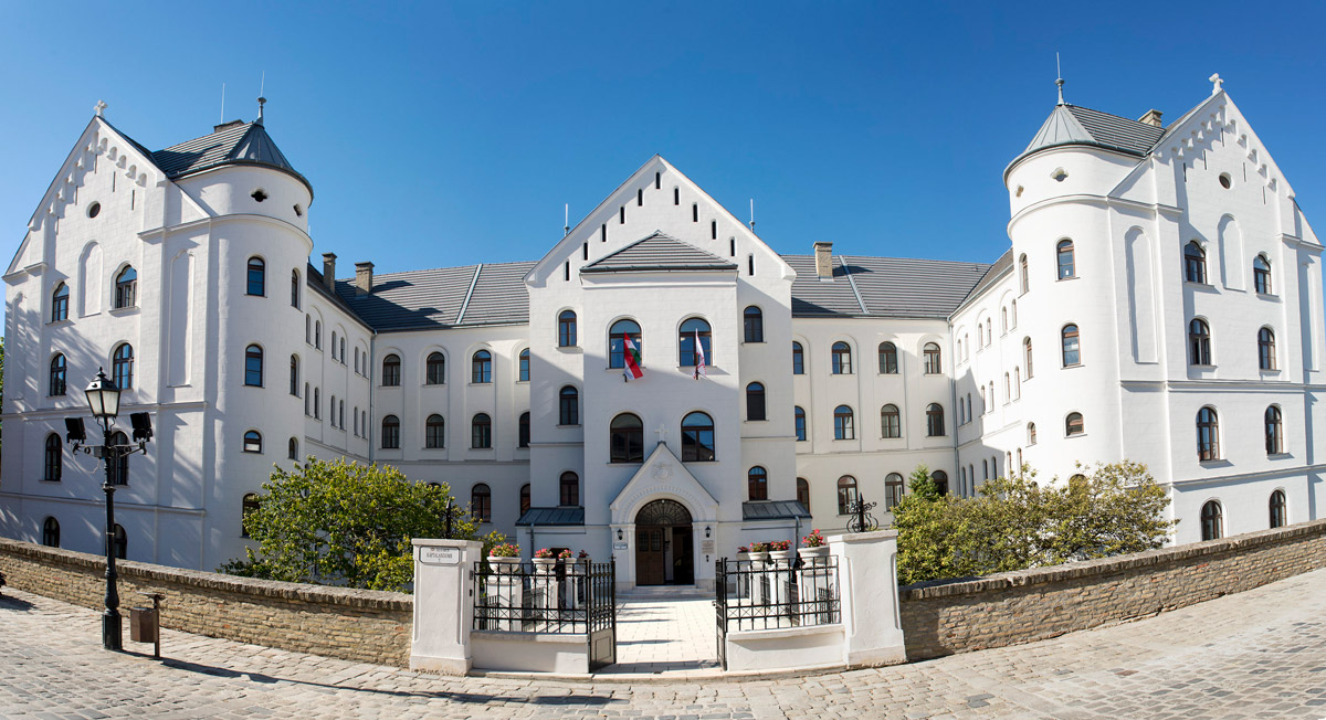 Átadták a felújított Brenner János Főiskola épületét