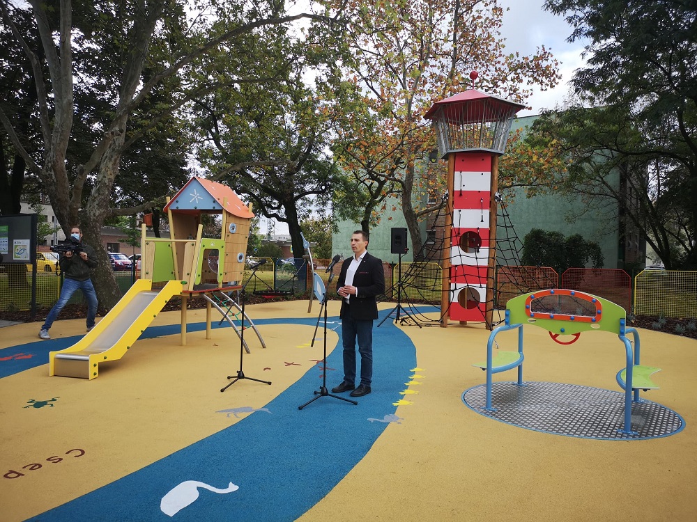 Mozgáskorlátozott gyermekek által is használható játszóteret avattak Csepelen