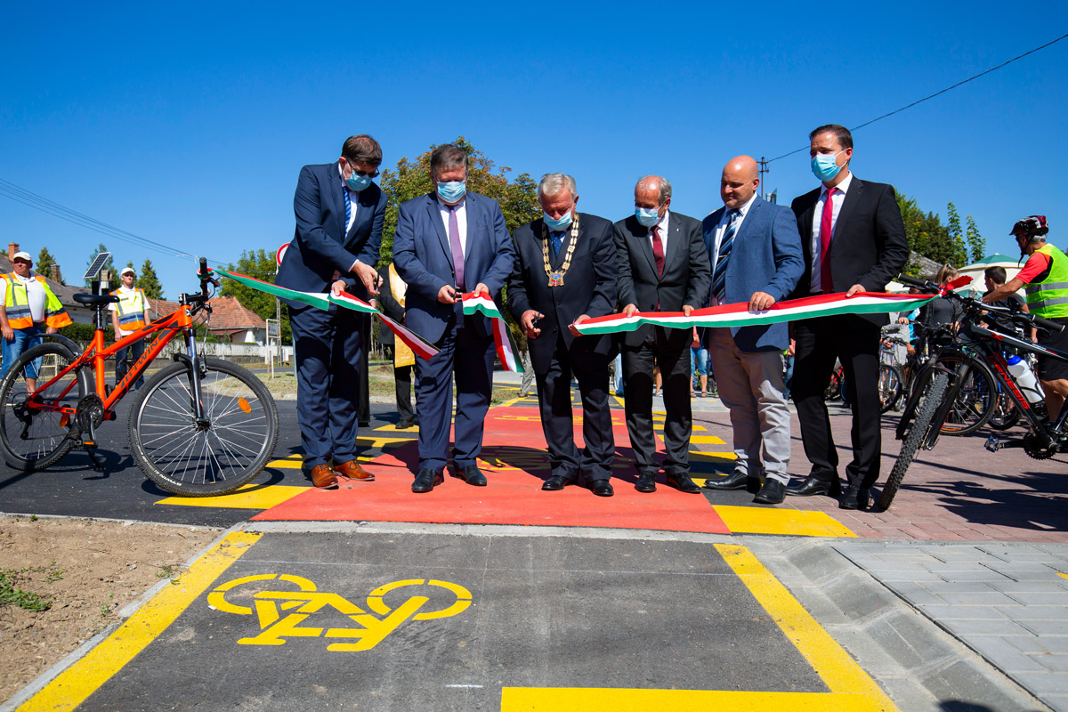 Átadták a Ságvár és Som közötti kerékpárutat