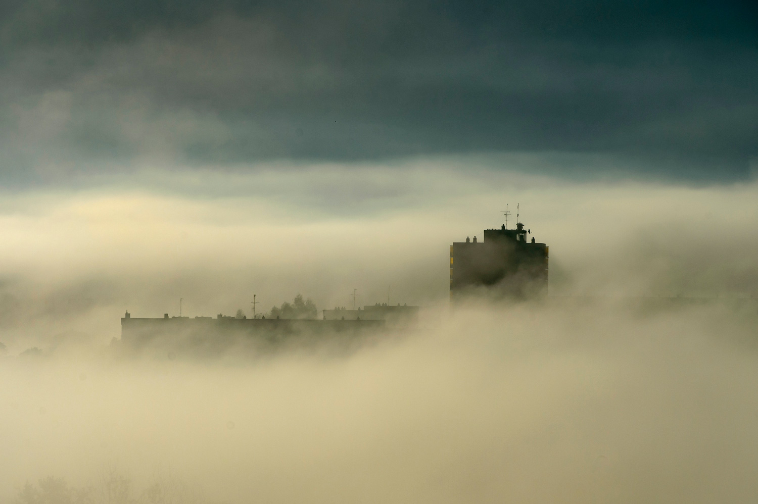 Ködbe burkolózó lakótelep
