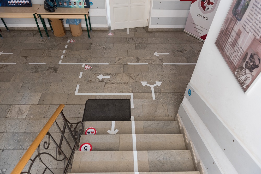 Közlekedési jelzések a kolozsvári Apáczai líceumban