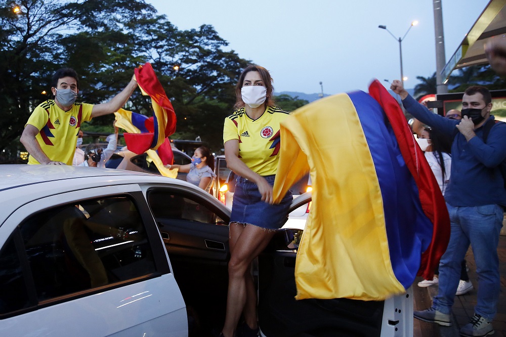 Tucatnyi kolumbiai szenátor lett fertőzött egy parlamenti ülésen