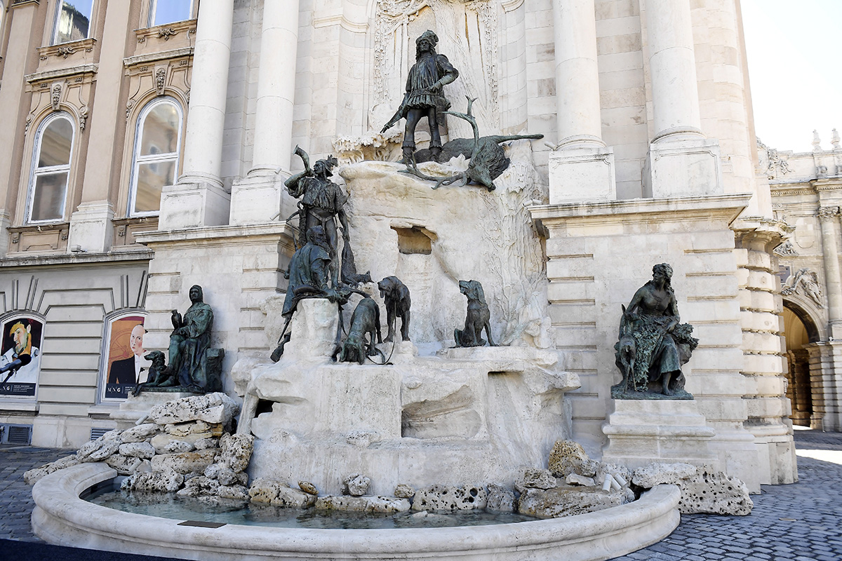 Átadták a felújított Mátyás-kutat a budai Várban