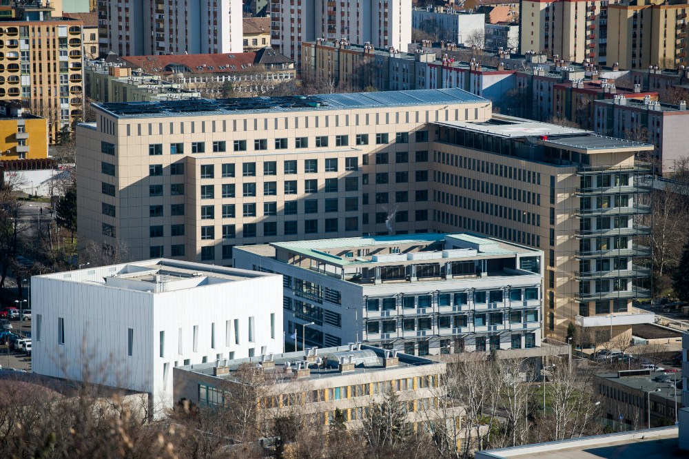 Korszerű kórházi ágyak kerültek a pécsi klinikákra