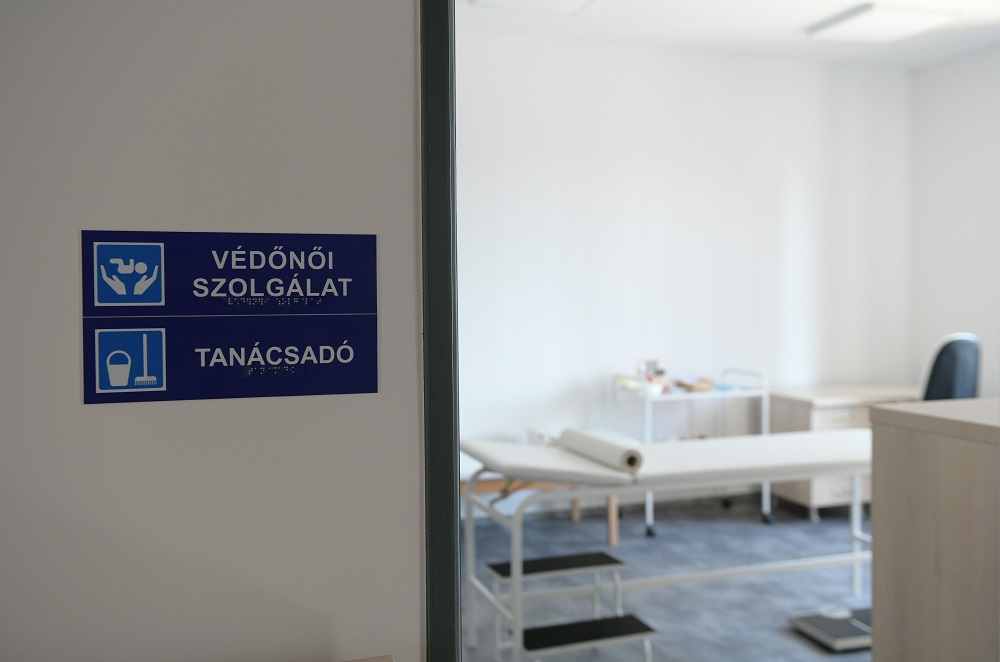 Átadták a védőnői szolgálat felújított épületét Tiszabezdéden
