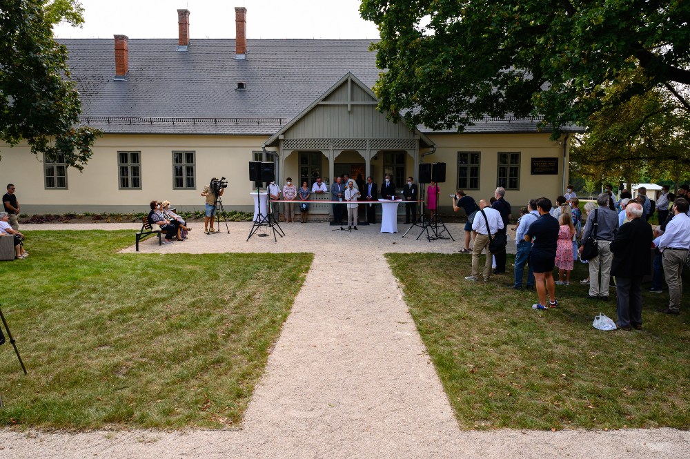 Átadták a Vörösmarty Emlékházat Kápolnásnyéken