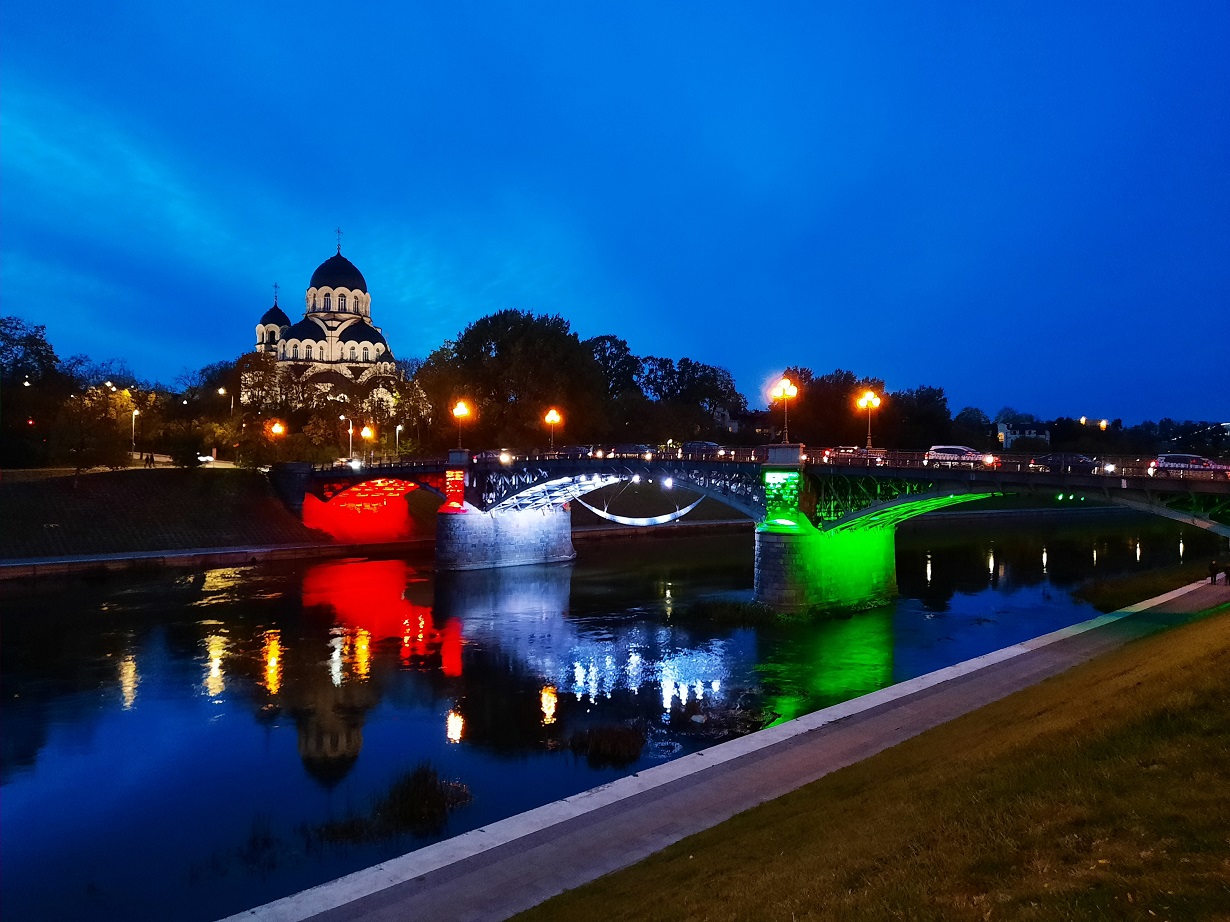 Magyar nemzeti színű fényfestést kapott a vilniusi Žvėryno-híd