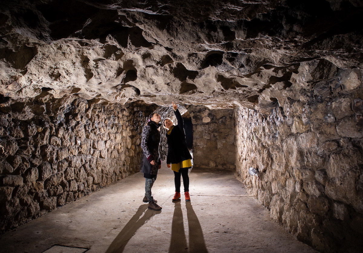 Sziklába vájt történelem – különleges éjszakai túra a Várnegyedben