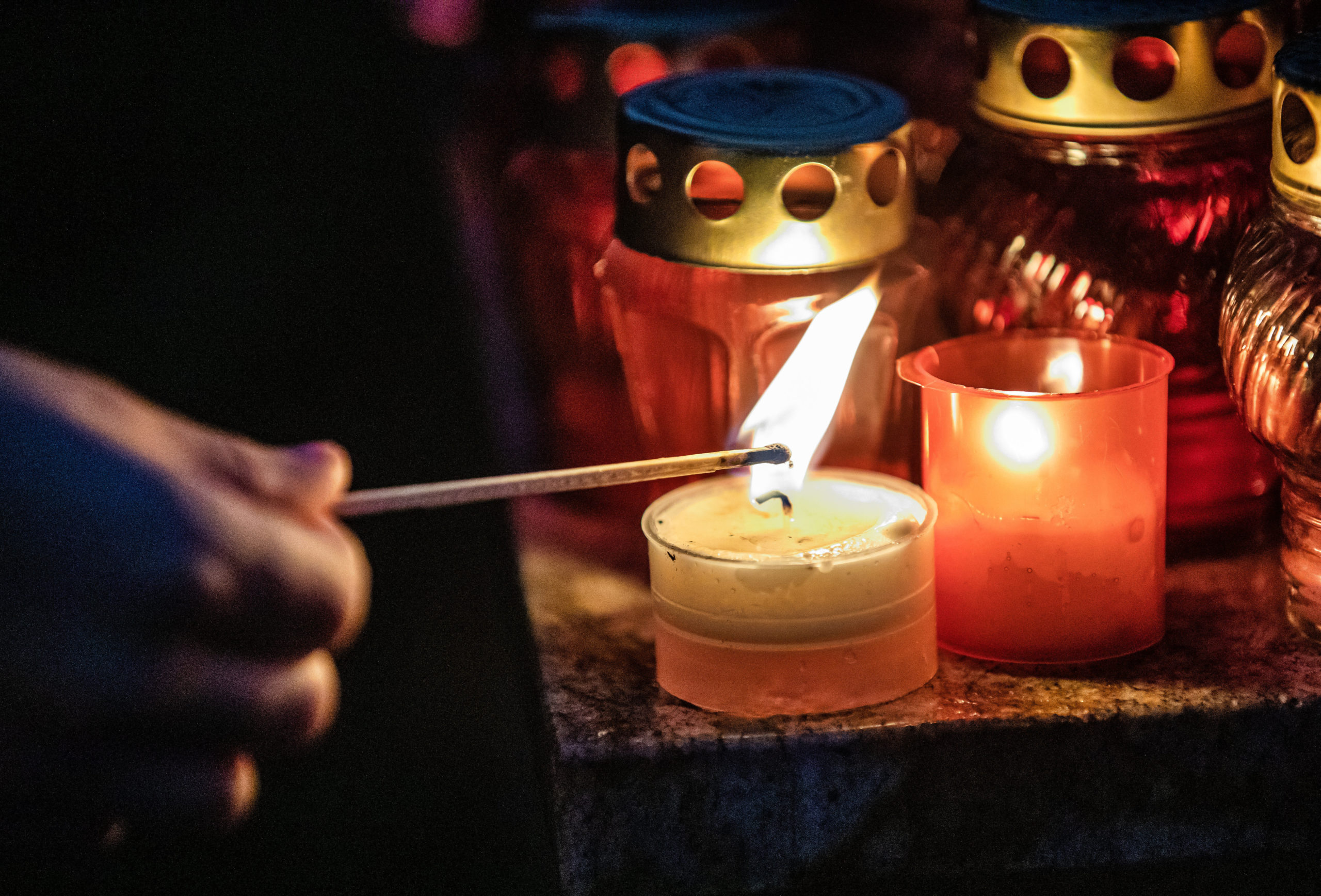 Mécsesgyújtás mindenszentek előtt