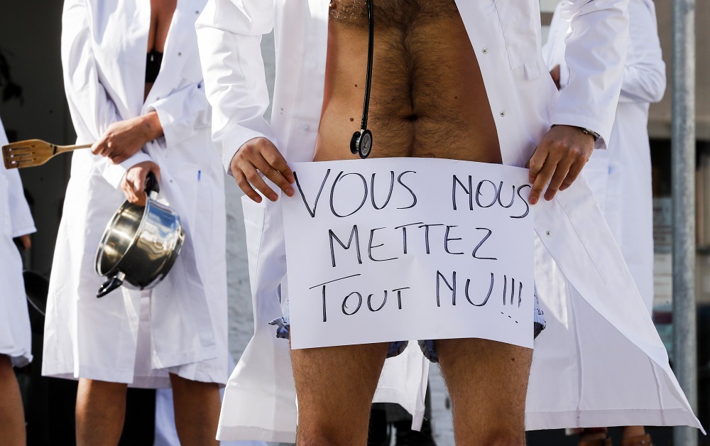 Belga orvosok: „Mindannyiunkat meztelenre vetkőztettek”