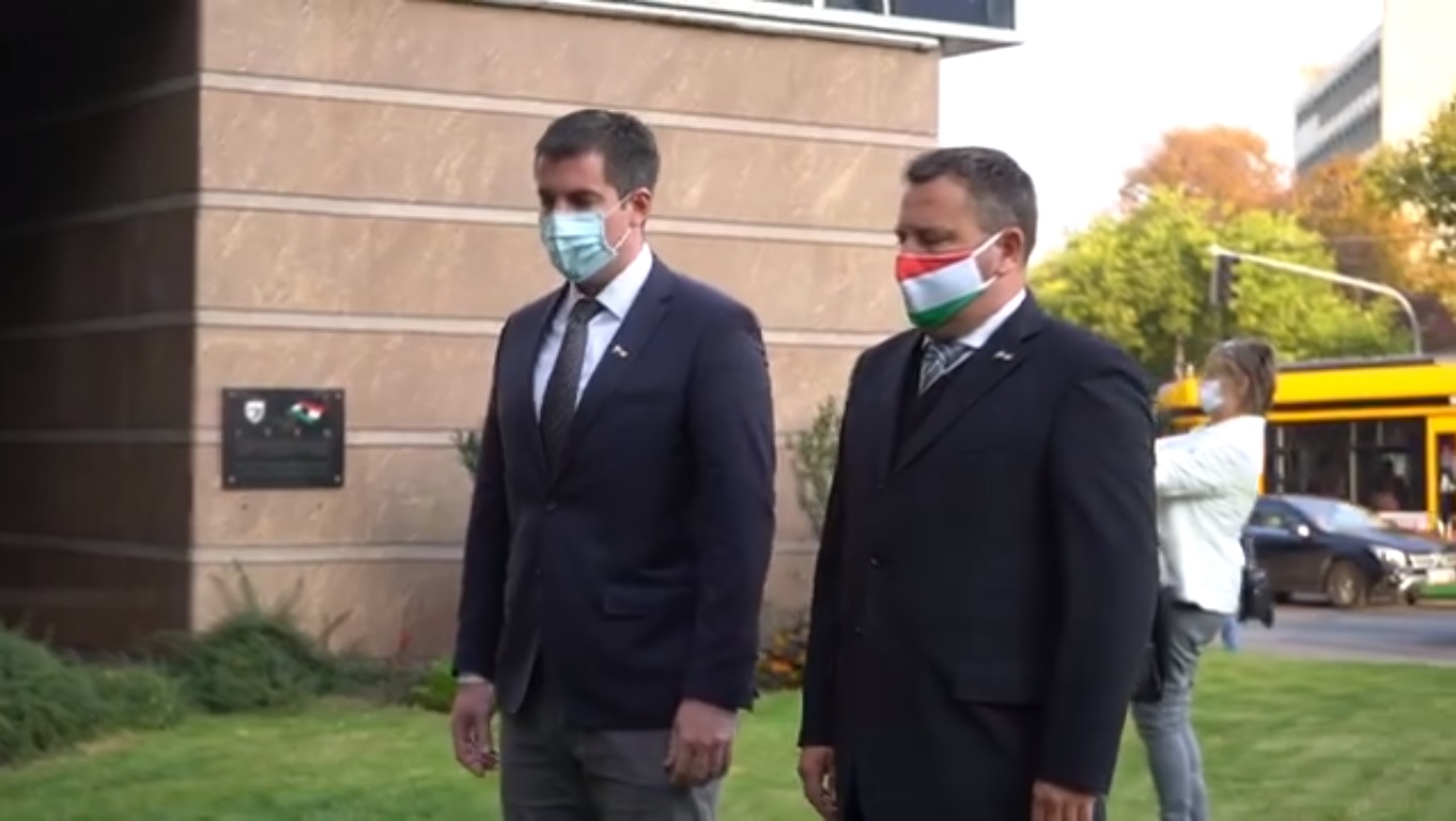 Tisztelet a hősöknek!