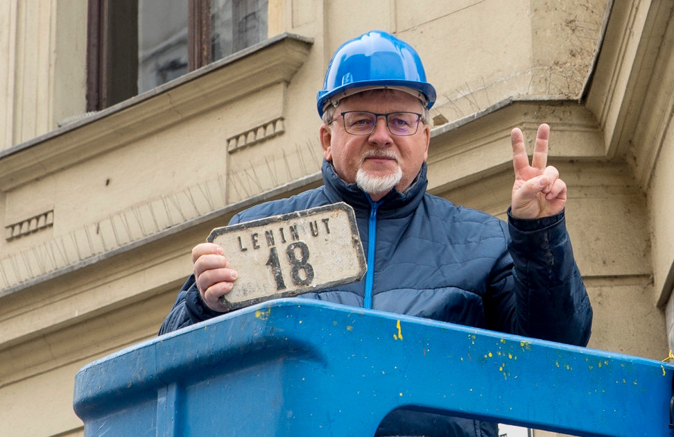 Saját kezével szedte le a Lenin út táblát Győr polgármestere