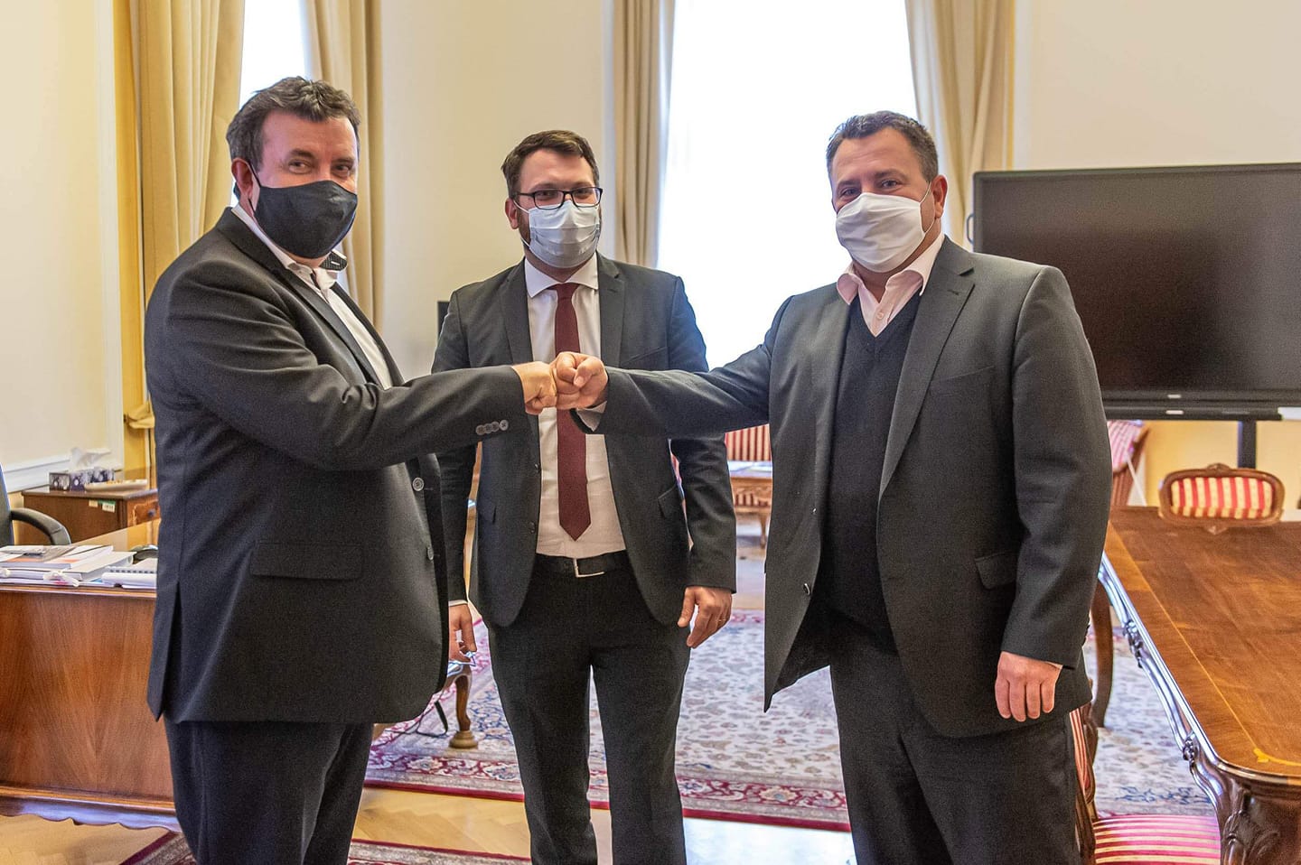 Kormánypárti politikusok egyeztettek a fővárosi taxisok érdekében