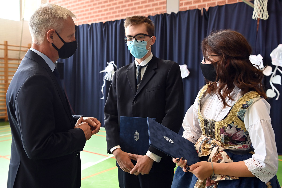 Horvát nemzetiségi ösztöndíjat adott át Soltész Miklós