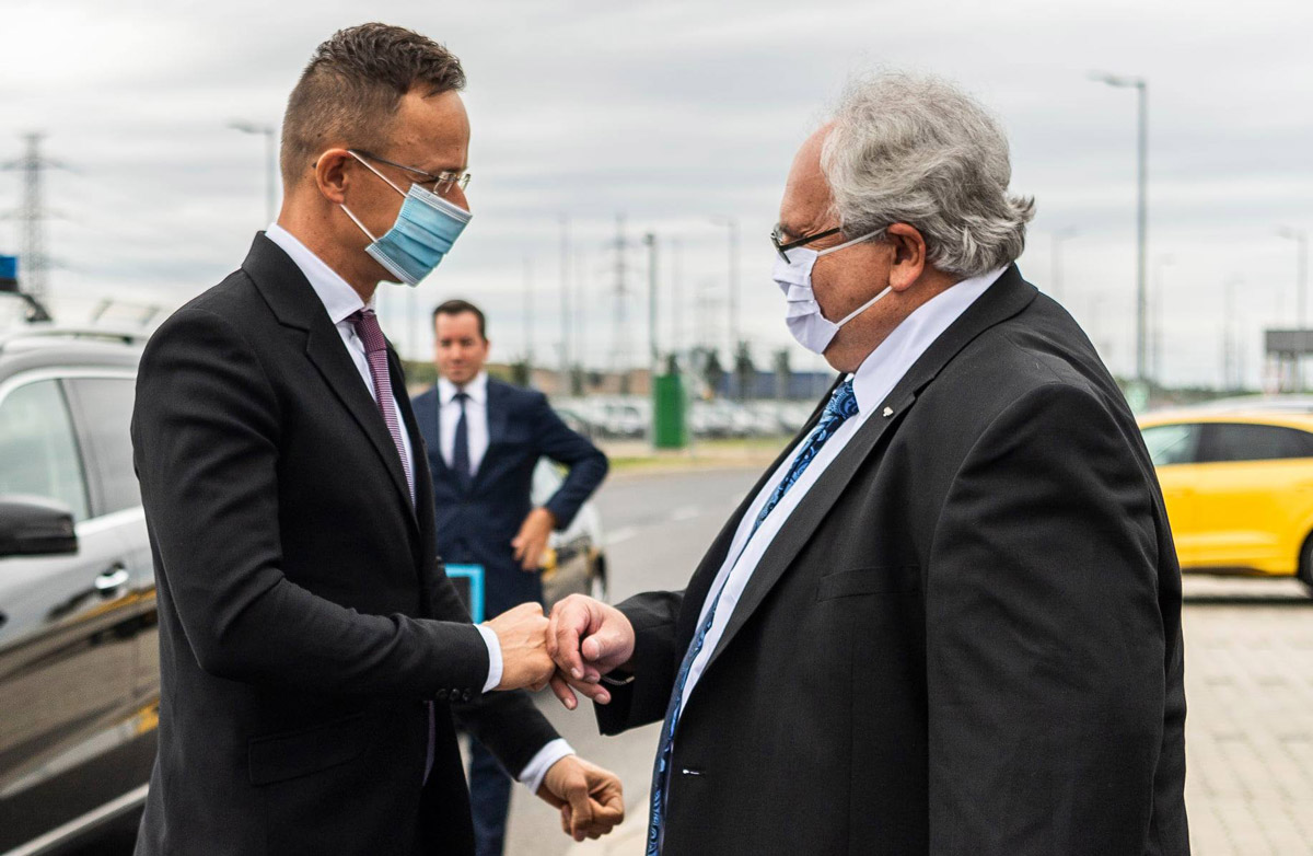 Átadták Európa legnagyobb tetőn kialakított napelemparkját Győrben