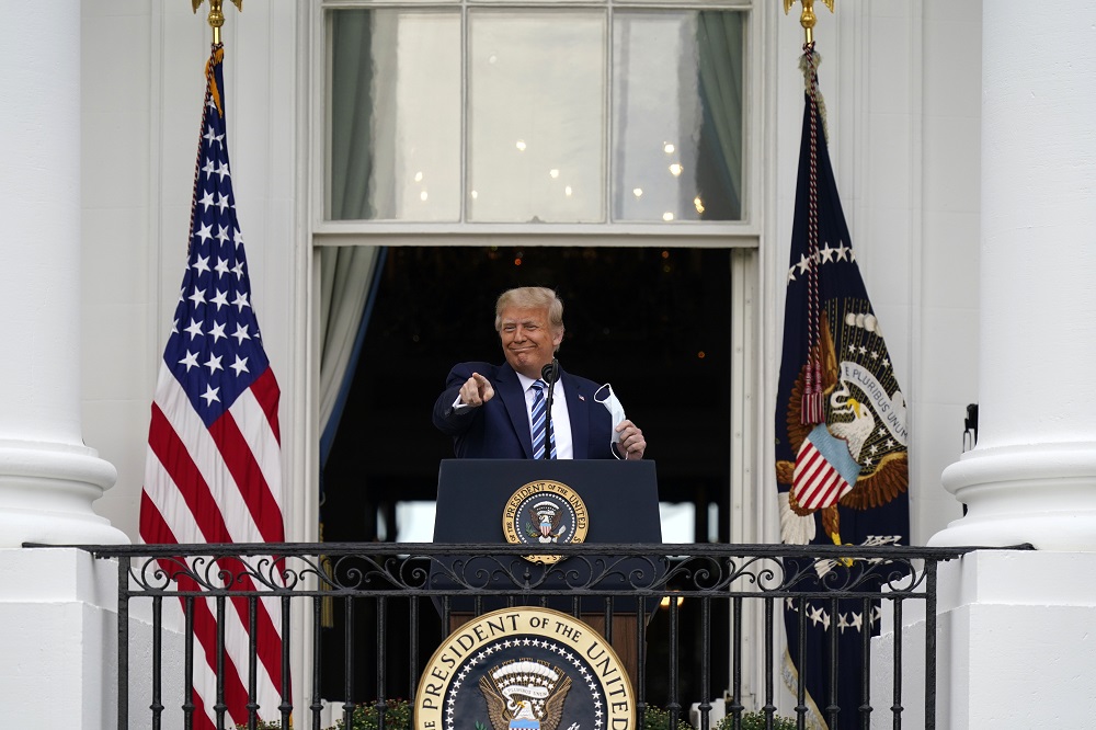 Trump először jelent meg a nyilvánosság előtt megfertőződése óta