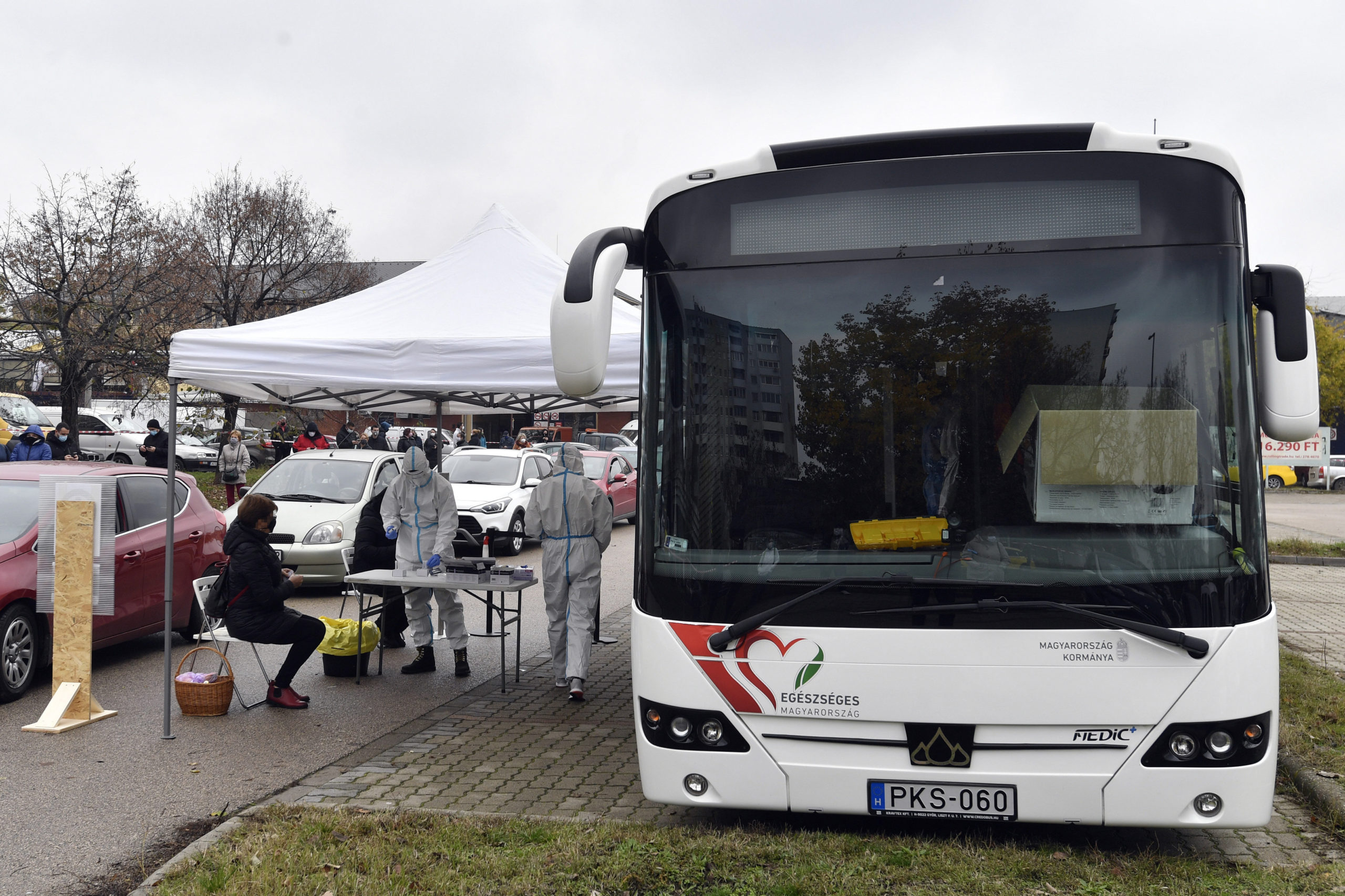 Szűrőbuszok is közreműködnek a koronavírus-gyanús esetek tesztelésében