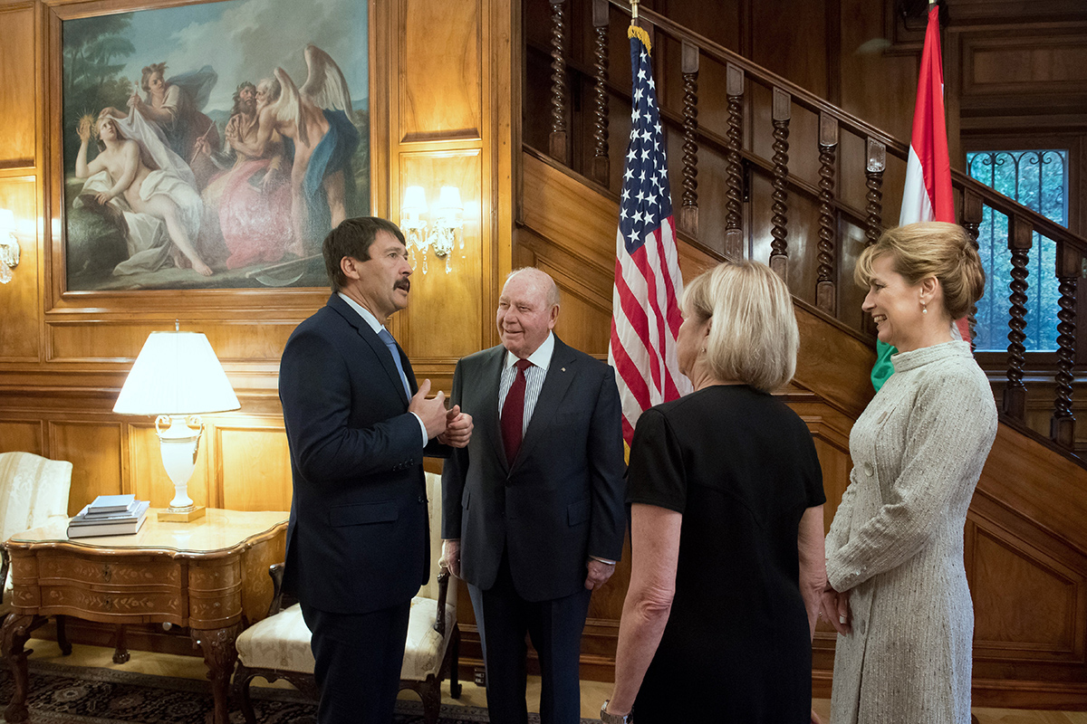 Jó barátság, kemény szavak