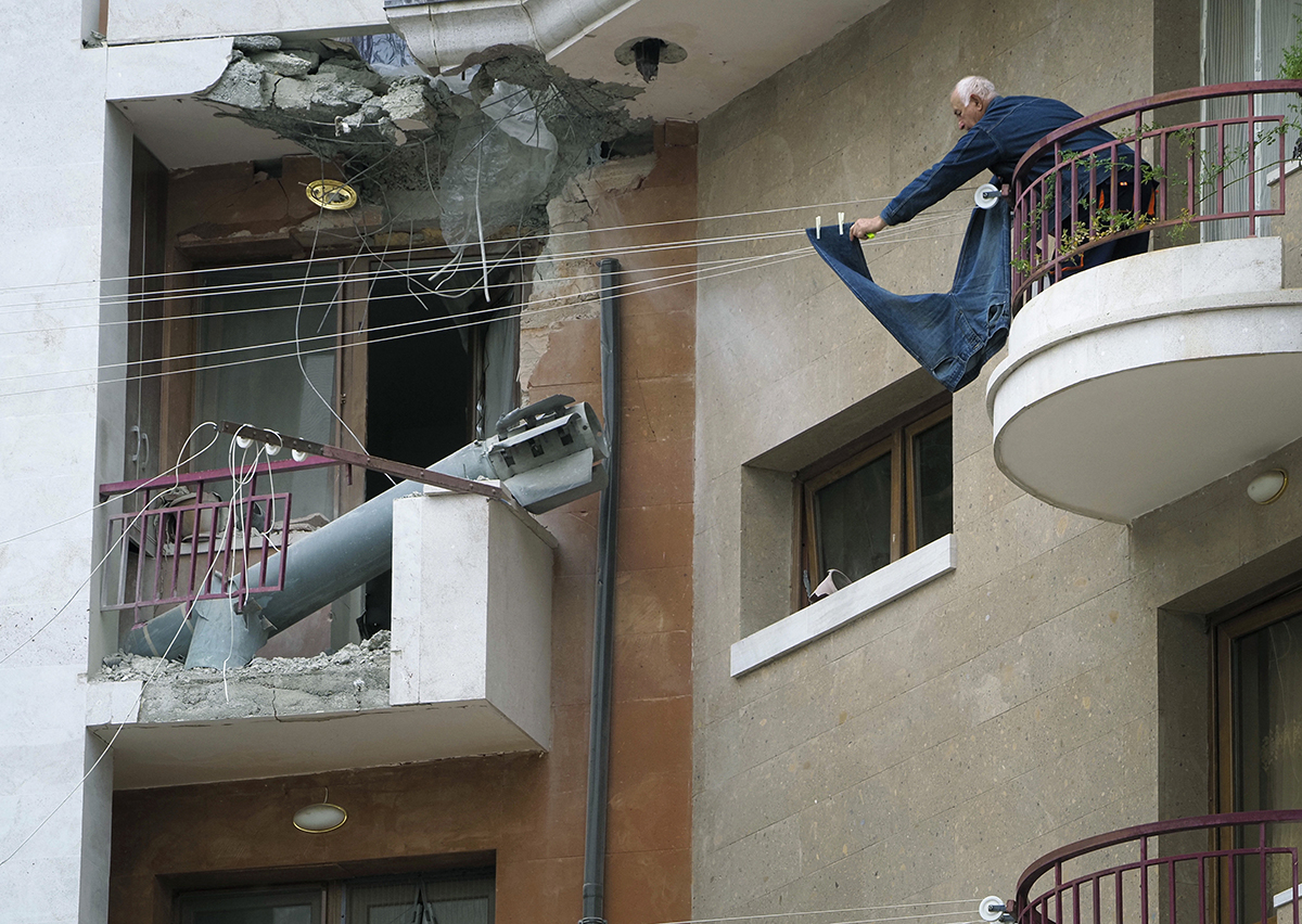 Hagyományos háború a jövő fegyvereivel