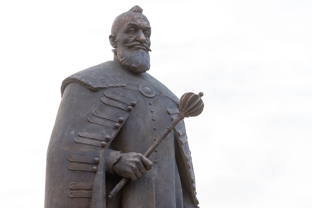 Marosvásárhelyen felavatták Bethlen Gábor egész alakos szobrát