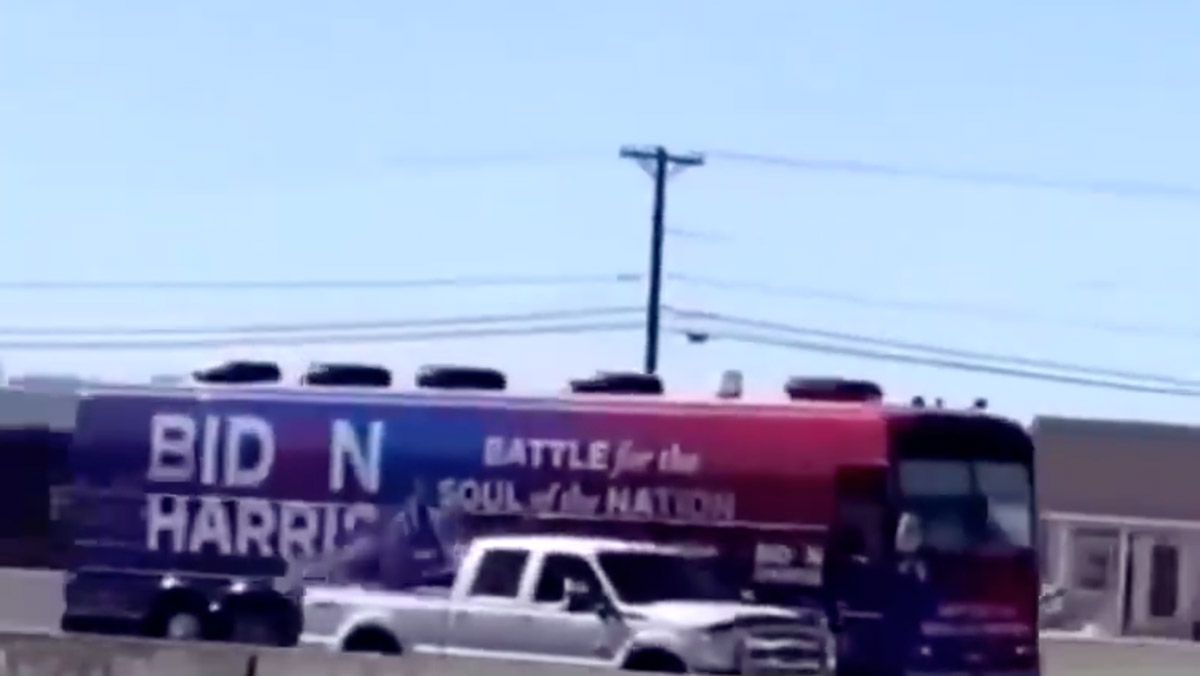 Trump-párti autósok vették körbe Biden kampánybuszát