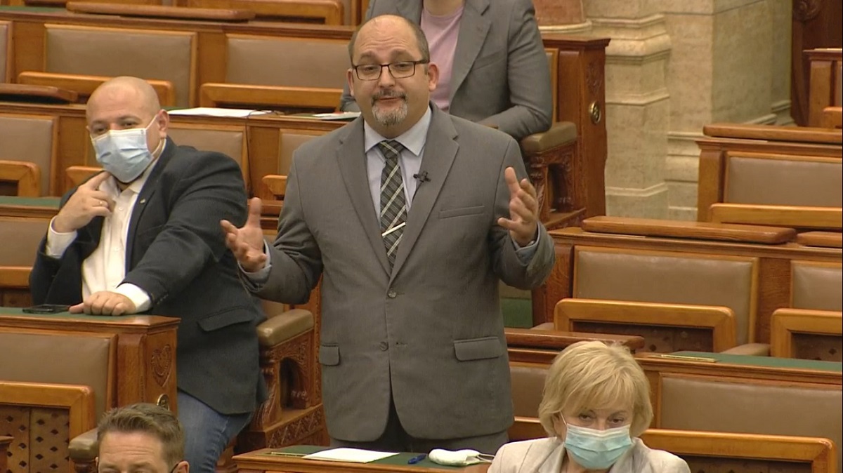 „Mire van az embereknek szüksége: alapvető élelmiszerekre vagy pálinkára?”