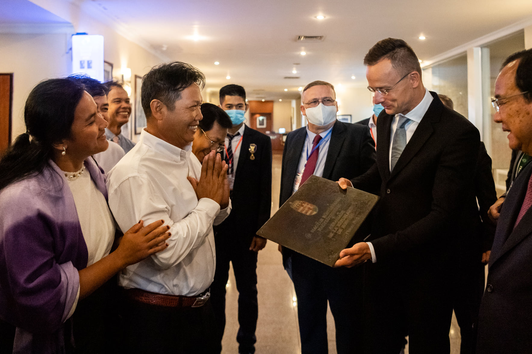 Karanténba vonulnak a kambodzsaiak, akik találkoztak Szijjártó Péterrel