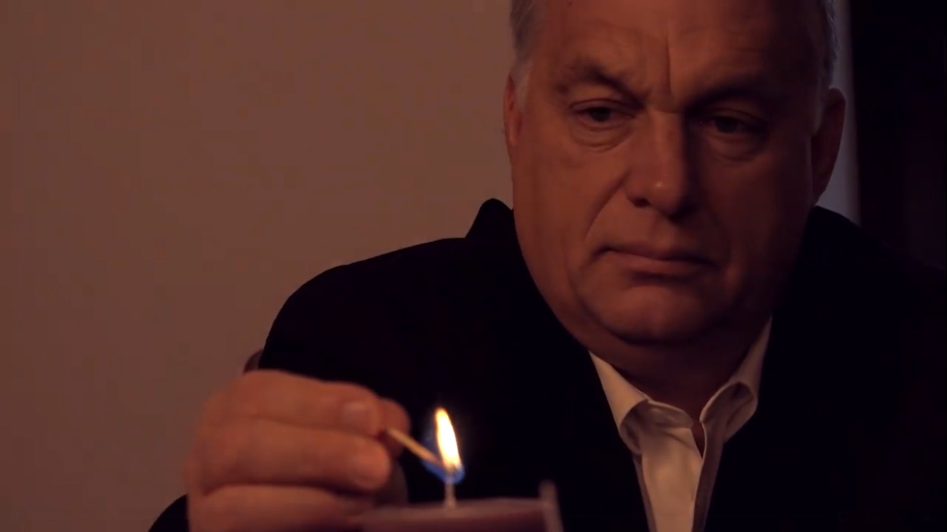 Orbán Viktor is meggyújtotta az első gyertyát az adventi koszorún