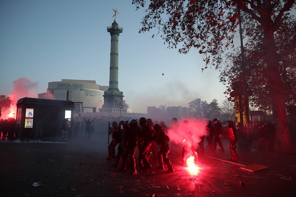 A tüntetések után átírják a vitatott cikkelyt