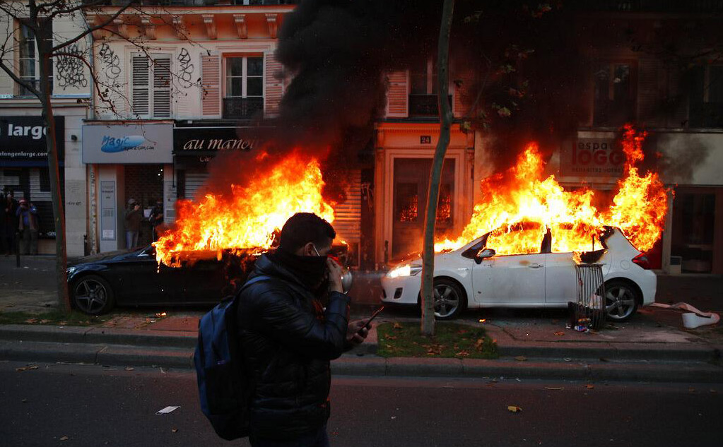 Százezren tüntettek Franciaországban, Párizs lángokban