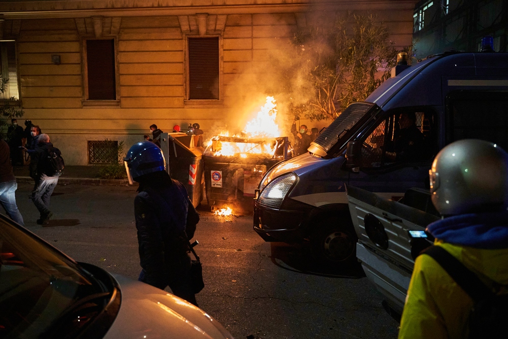 A járványügyi korlátozások ellen tüntettek Rómában