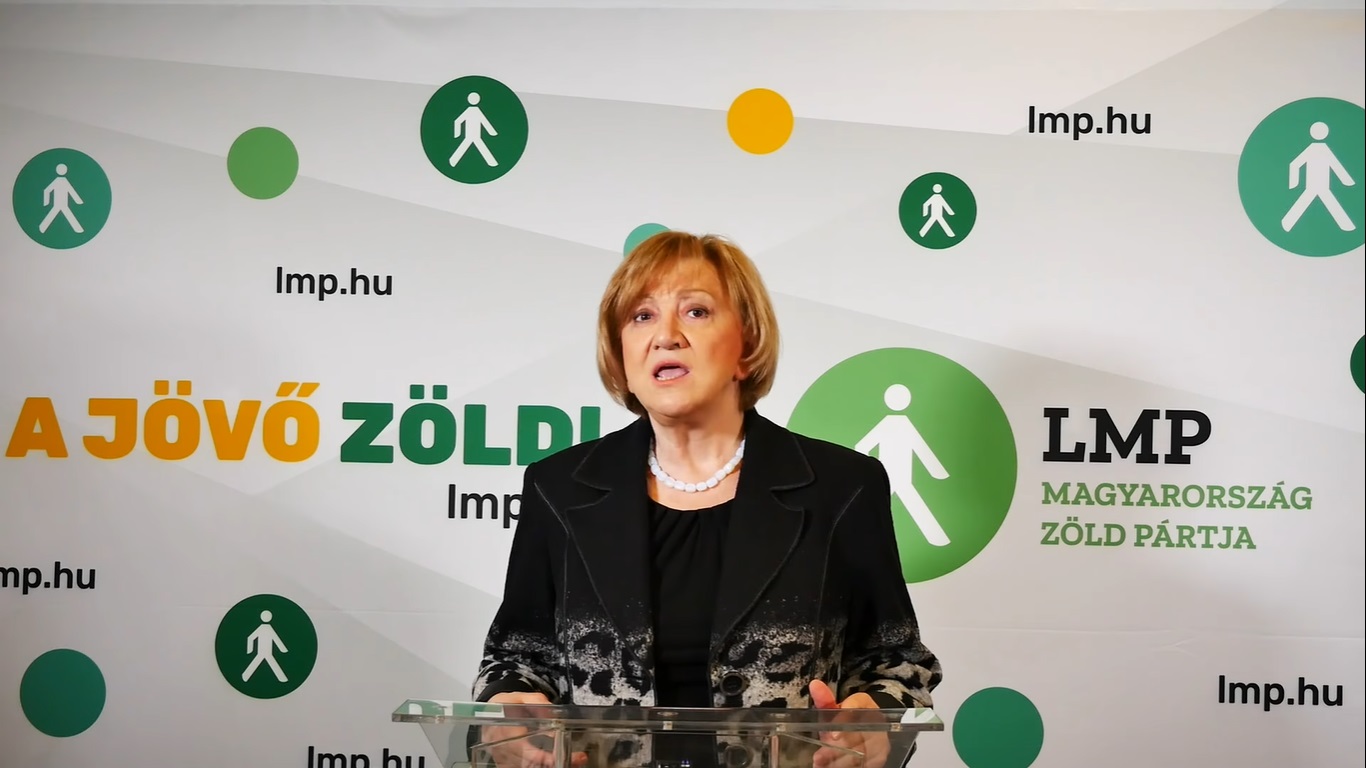 Schmuck Erzsébet összeomlással és csőddel riogat