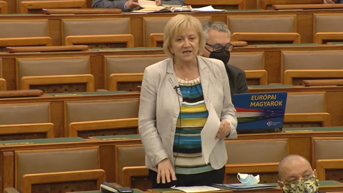 Schmuck Erzsébet fel van háborodva