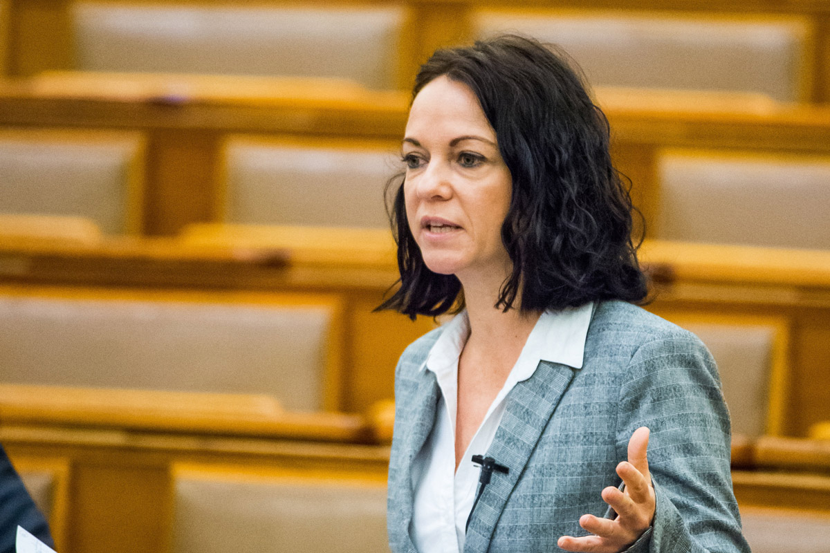 Szabó Tímea kiment Varsóba, hogy elhordja a magyar kormányt mindennek