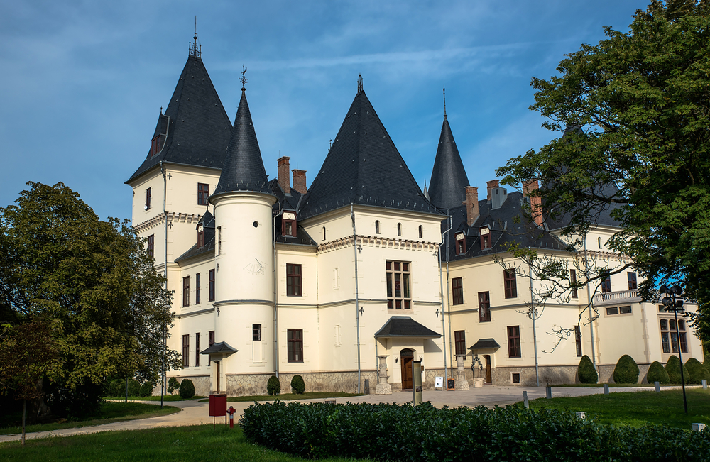 Bronzkori sírokat találtak a tiszadobi Andrássy-kastély udvarán