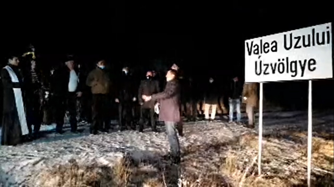 Kétnyelvű helységnévtáblákat állíttattak Úzvölgye határain