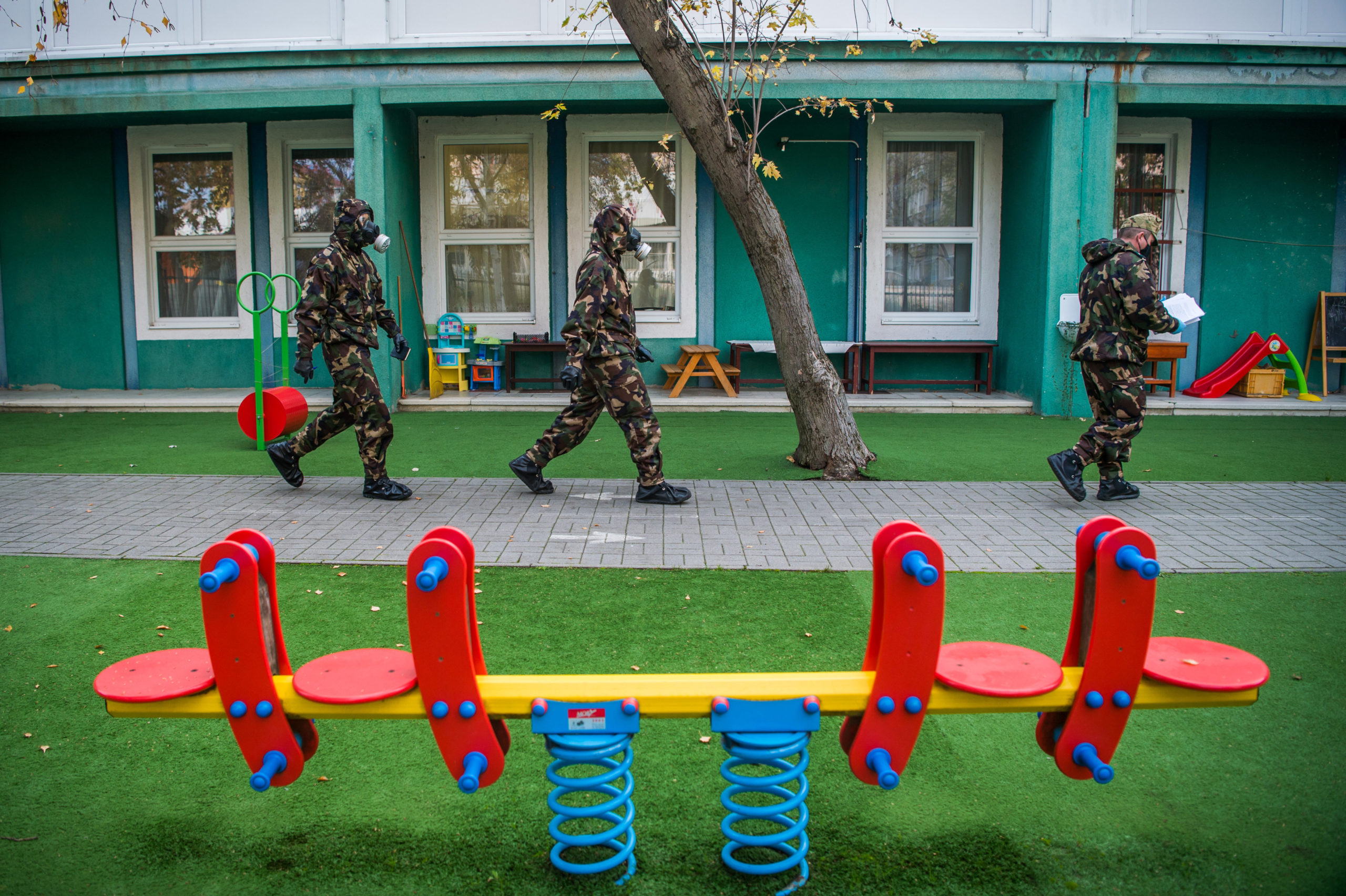 Újabb oktatási intézményeket fertőtlenít a honvédség